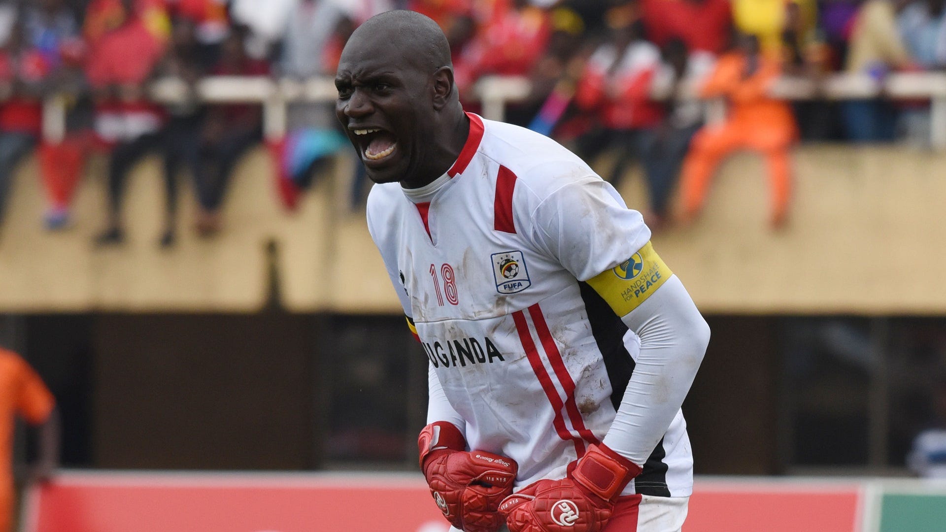 Denis Onyango, thủ môn Uganda chỉ đạo đồng đội trận gặp Tanzania tại Vòng loại Afcon 2019