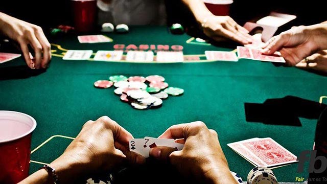 Một trận Poker thường có 5 vòng chính, với từ 2 đến 10 người tham gia